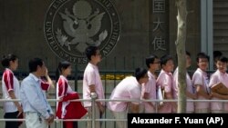 中国学生在美国驻华使馆前排队申请到美国留学的签证。 （2012年2月5日）