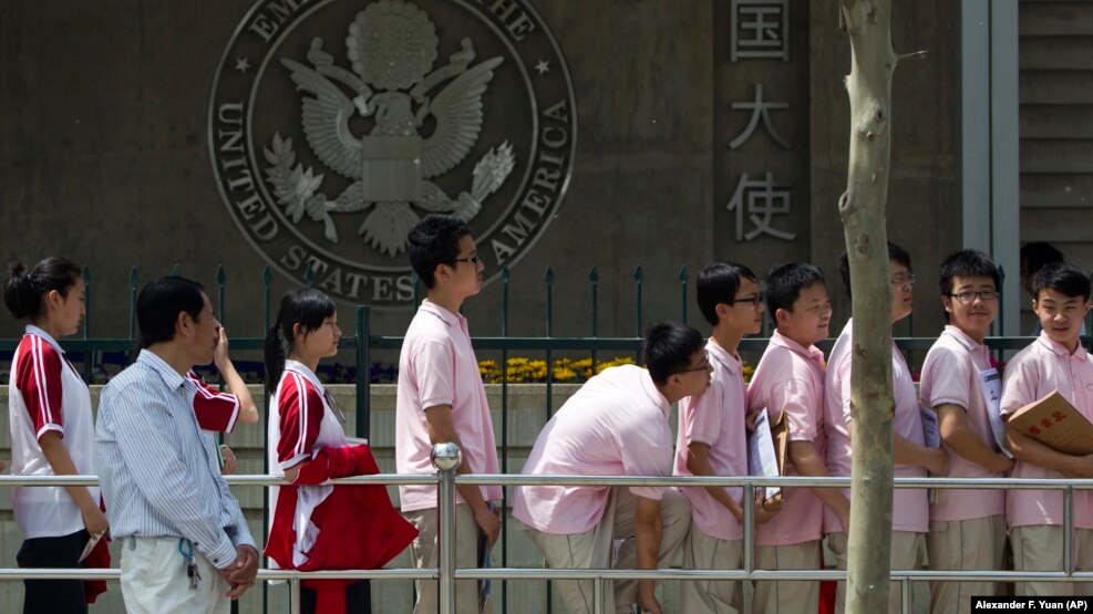 中国学生在美国驻华使馆前排队申请到美国留学的签证。 （2012年2月5日）