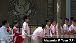 美国驻华大使馆外排队申请签证的中国学生(资料照)