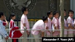ARSIP – Pelajar-pelajar China menunggu di luar Kedubes AS untuk keperluan wawancara permohonan visa di Beijing, China.