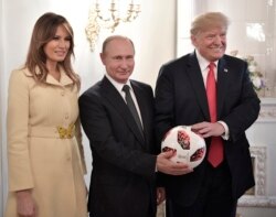 Presiden Putin memberikan hadiah bola sepak Adidas untuk Presiden Trump.