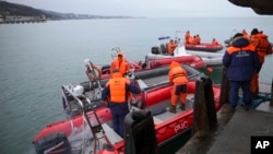قایق های امداد و نجات برای جستجوی اجساد و بازماندگان حادثه آماده می شوند.