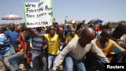 Striking platinum miners march near the Anglo American Platinum (AMPLATS) mine near Rustenburg in South Africa's North West Province, October 5, 2012. 