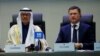 El ministro de energía de Arabia Saudita, el príncipe Abdulaziz bin Salman Al-Saud, y el ministro de energía de Rusia, Alexander Novak, son vistos al comienzo de una reunión de la OPEP.