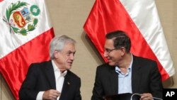 Los presidentes de Chile y Perú firman documentos durante un encuentro binacional en Paracas, Perú, el 10 de octubre de 2019.