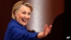 Hillary Clinton dijo que ha aconsejado a varios de los contendientes para la nominación del partido demócrata.