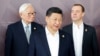 在亚太经合组织峰会拍摄领导人合影时，中国国家主席习近平与台湾代表张忠谋和俄罗斯总理梅德韦杰夫同框。（2018年11月）