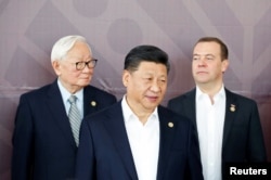 在亞太經合組織峰會拍攝領導人合影時，中國國家主席習近平與台灣代表張忠謀和俄羅斯總理梅德韋杰夫同框 (2018年11月)