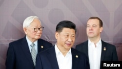 在亚太经合组织2018年峰会时，中国国家主席习近平与台湾代表张忠谋和俄罗斯总理梅德韦杰夫同框。（路透社2018年11月）