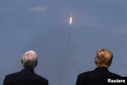 TT Trump chứng kiến vụ phóng phi thuyền SpaceX của NASA.