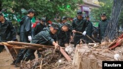 중국 무장경찰부대 장병들이 지난 7월 허난성 홍수 피해 현장을 수습하고 있다. (자료사진)