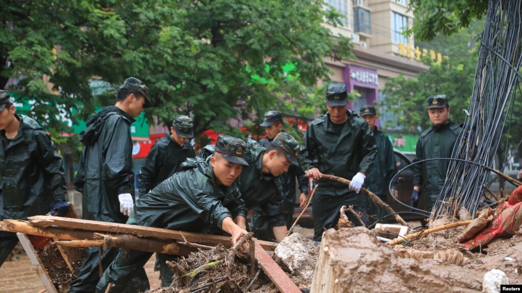 Công tác dọn dẹp thiệt hại do bão lũ gây ra ở tỉnh Hà Nam, Trung Quốc, ngày 21/7/2021. 