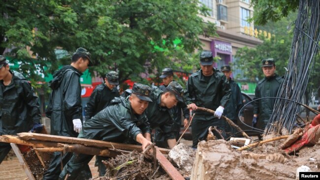 Công tác dọn dẹp thiệt hại do bão lũ gây ra ở tỉnh Hà Nam, Trung Quốc, ngày 21/7/2021. 