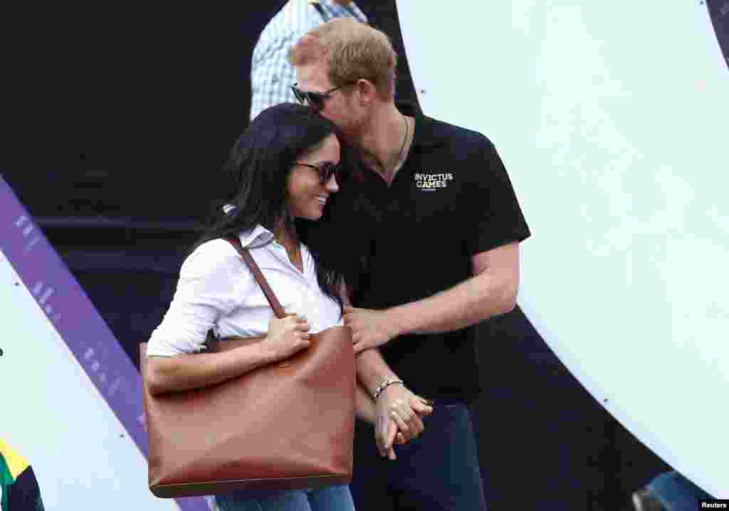 Britain&#39;s Prince Harry (R) arrives with girlfriend Meghan Markle at the wheelchair tennis event during the Invictus Games in Toronto, Ontario, Canada, Sept. 25, 2017.