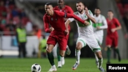 Le Portugais Cristiano Ronaldo en action avec l'Algérien Salim Boukhanchouche, le 7 juin 2018.