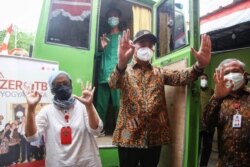 Menko PMK Muhajir Efendi di depan mobil pemeriksaan skrining TB di Yogyakarta. (Foto: Courtesy/Humas PMK)