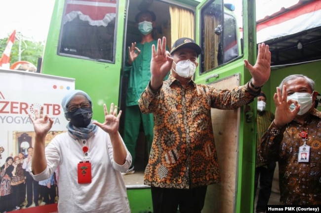 Menko PMK Muhajir Efendi di depan mobil pemeriksaan skrining TB di Yogyakarta. (Foto: Courtesy/Humas PMK)