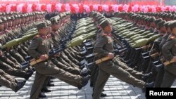 Des soldats nord-coréens paradent pour célébrer le centenaire de la naissance de Kim Il-sung, le 15 avril 2012 à Pyongyang. (REUTERS/Stringer)