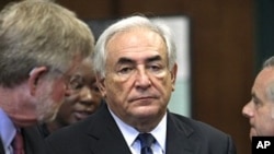 Former IMF chief Dominique Strauss-Kahn (C) stands with his lawyers Ben Brafman (R) and William Taylor (L) at his arraignment hearing in New York Supreme Court in New York, June 6, 2011.