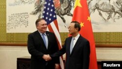 ၂၀၁၈ ခုနှစ် တရုတ်နိုင်ငံ Beijing မြို့မှာ တွေ့ဆုံခဲ့တဲ့ အမေရိကန်နိုင်ငံခြားရေးဝန်ကြီး Mike Pompeo နဲ့ တရုတ်နိုင်ငံ ထိပ်တန်းသံတမန်၊ ပေါ်လစ်ဗြူရိုအဖွဲ့ဝင် Yang Jiechi။ (အောက်တိုဘာ ၀၈၊ ၂၀၁၈)
