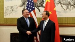 2018年10月8日美国国务卿蓬佩奥在北京钓鱼台国宾馆与中共政治局委员杨洁篪举行的会议上握手。