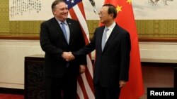 2018年10月8日美国国务卿蓬佩奥在钓鱼台国宾馆与杨洁篪握手。