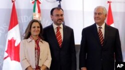 La ministra de RREE de Canadá Chrystia Freeland, el secretario de RREE de México Luis Videgaray y el secretario de Estado de EEUU, Rex Tillerson, posan para los fotógrafos luego de una reunión en Ciudad de México. Enero 2 de 2018.