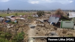 Kawasan Petobo, Palu Selatan, yang semula padat penduduk, kini rata dengan tanah pasca bencana gempa bumi di Palu, Sulawesi Tengah, 6 Oktober 2018. (Foto: VOA/Yoanes Litha)