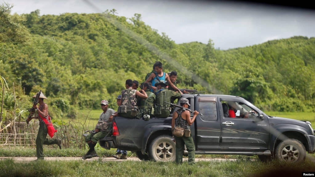 ရခိုင္ျပည္နယ္ ေမာင္ေတာၿမိဳ႕မွာ တပ္စဲြထားတဲ့ ျမန္မာ့စစ္တပ္ တပ္ဖဲြ႔၀င္မ်ား။ (ၾသဂုတ္ ၃၁၊ ၂၀၁၇)
