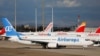 Sebuah pesawat maskapai penerbangan "Air Europa" diparkir di bandara Madrid, Spanyol. 