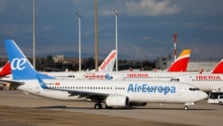 Sebuah pesawat maskapai penerbangan "Air Europa" diparkir di bandara Madrid, Spanyol. 