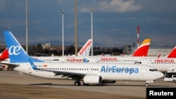 Sebuah pesawat maskapai penerbangan "Air Europa" diparkir di bandara Madrid, Spanyol. 