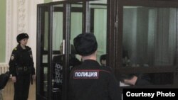 Обвиняемые в зале заседания