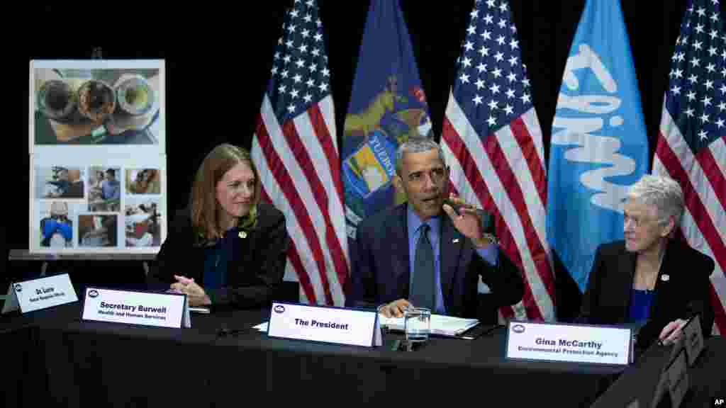 Le président Barack Obama, rejoint par la secrétaire des service de santé Sylvia Mathews Burwell, à gauche, et de la directrice de l'agence pour l'environnement Gina McCarthy, à droite, lors d'une conférence de presse dans le Michigan à Flint, le 4 mai 2016.