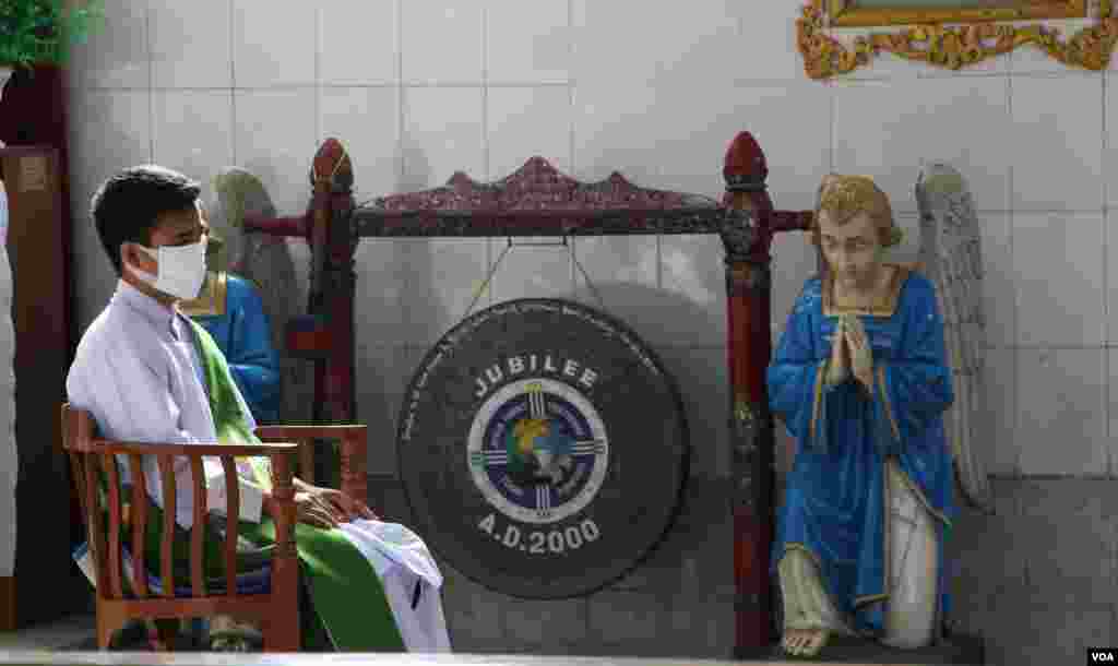 ကိုဗစ်ကာလ မန္တလေးမြို့၊ ရွှေနှလုံးတော် Cathedral ဘုရားကျောင်းမှာ ဝတ်ပြုဆုတောင်းနေကြတဲ့ မြင်ကွင်းတချို့။ (သြဂုတ် ၂၃၊ ၂၀၂၀)