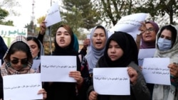 Des Afghanes manifestent contre la fermeture des salons de beauté