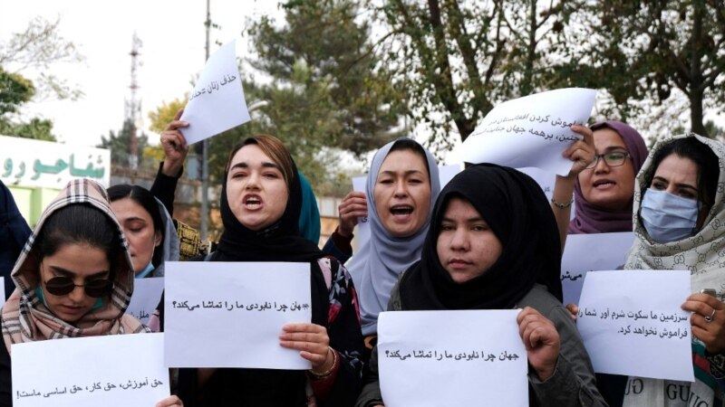 Les Afghanes manifestent contre la fermeture des salons de beauté