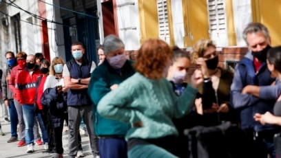 Una fila de personas espera para votar en las elecciones primarias legislativas en Buenos Aires, Argentina, el 12 de septiembre de 2021.