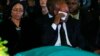 Graça Machel chora ao receber bandeira do caixão de Mandela