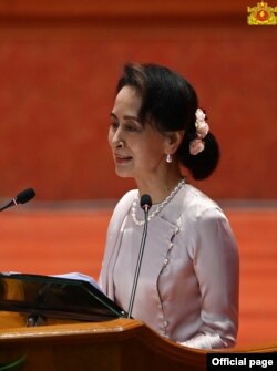ေနျပည္ေတာ္မွာ က်င္းပတဲ့ ၂၁ ရာစုပင္လံု စတုတၳအစည္းအေ၀း ညီလာခံ တတိယေန႔မွာ မိန္႔ခြန္းေျပာၾကားေနတဲ့ ႏိုင္ငံေတာ္အတိုင္အပင္ခံ ေဒၚေအာင္ဆန္းစုၾကည္။ (ဓာတ္ပံု - Myanmar State Counsellor Office - ၾသဂုတ္ ၂၁၊ ၂၀၂၀)