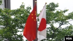2018年5月中國總理李克強訪日在東京街頭掛起的日中國旗。 (美國之音歌籃拍攝)