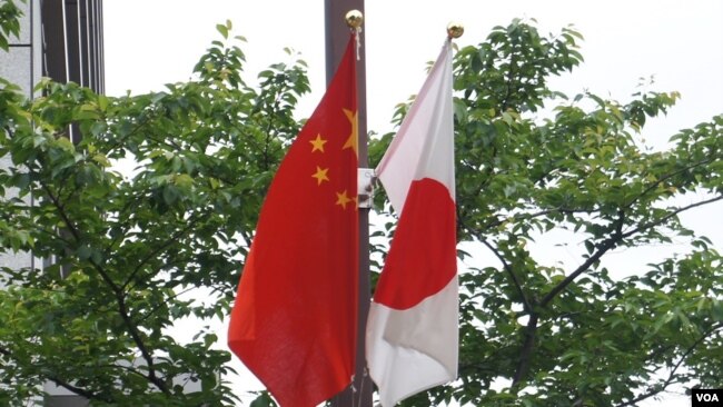 2018年5月中国总理李克强访日在东京街头挂起的日中国旗 (美国之音歌篮拍摄)