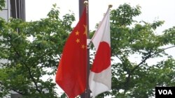 2018年5月中國總理李克強訪日在東京街頭掛起的日中國旗 (美國之音 歌籃拍攝)