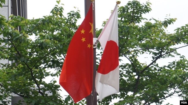 2018年5月中国总理李克强访日在东京街头挂起的日中国旗 (美国之音 歌篮拍摄)