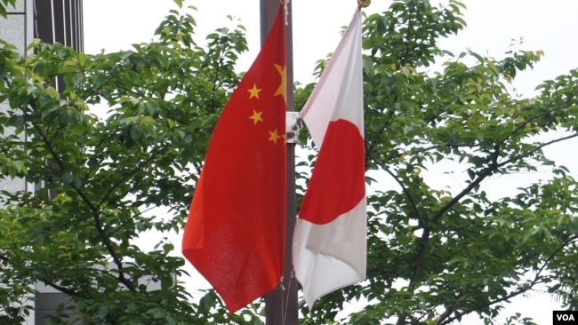 2018年5月中国总理李克强访日在东京街头挂起的日中国旗 (美国之音 歌篮拍摄)