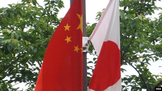 2018年5月中国总理李克强访日在东京街头挂起的日中国旗 (美国之音 歌篮拍摄)
