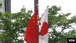 2018年5月中國總理李克強訪日在東京街頭掛起的日中國旗。（美國之音歌籃拍攝）