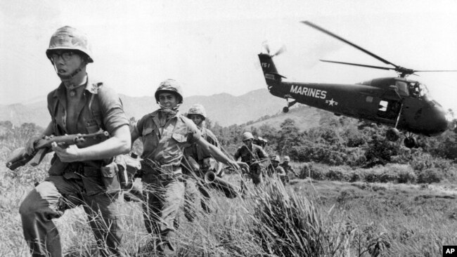 Trong bức ảnh chụp ngày 28/4/1965, Thủy Quân Lục Chiến Mỹ tiến vào một ngôi làng tình nghi do Việt Cộng kiểm soát gần tp Đà Nẵng trong chiến tranh Việt Nam. Phim tài liệu10 tập của đạo diễn Ken Burns về cuộc chiến sẽ bắt đầu được công chiếu ngày 17/9/2017 trên đài PBS. (AP Photo/Eddie Adams) 