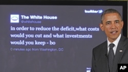 El presidente Barack Obama muestra una pregunta tuiteada desde su cuenta y firmada por él (BO): ¿qué programas recortar?