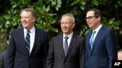 2019年10月10日美国贸易代表莱特希泽（左），中国副总理刘鹤（中），美国财政部长姆努钦（右)在美国贸易代表处前面合影。